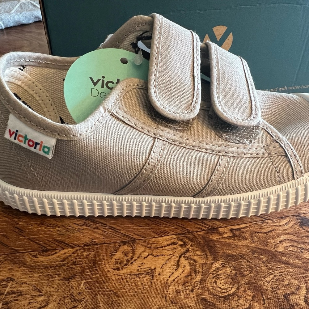 BRAND NEW Victoria Double Velcro, Beige Shoes 31 EU Size - Picture 2 of 5